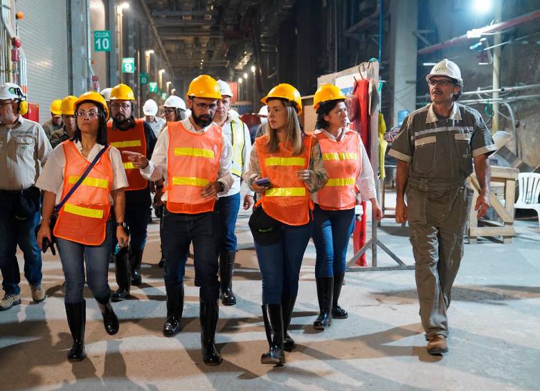 El ministro de Minas Andrés Camacho estuvo en la central hidroeléctrica para verificar los avances de obra. FOTO Cortesía EPM