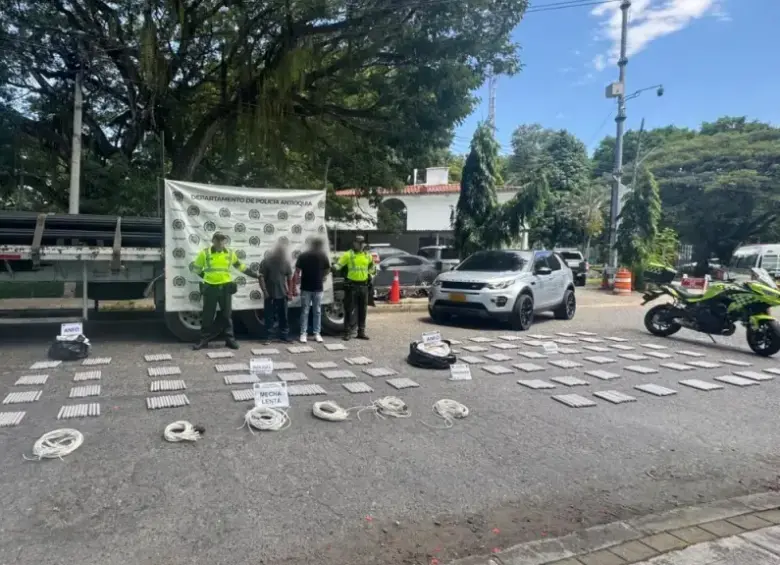 Tras el hallazgo, los dos ocupantes de los vehículos fueron capturados y quedaron a disposición de las autoridades judiciales. FOTO: Policía.