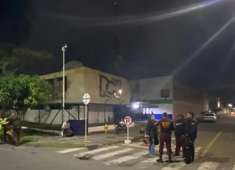 Como parte de la respuesta a la emergencia, la Secretaría de Movilidad cerró la carrera 8 entre calles 26 y 34, en sentido oriente. FOTO: Tomada de El País de Cali.