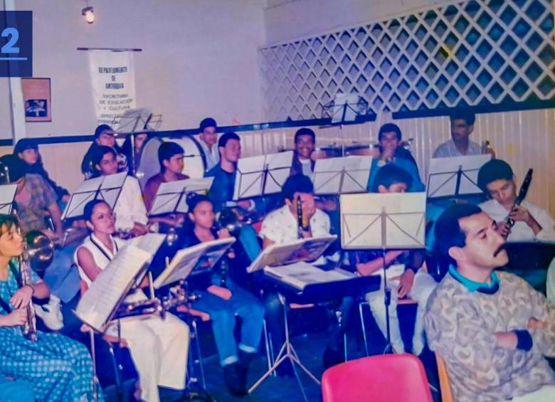 A medida que Wilson crecía y sus intereses musicales también, la Escuela de Música se consolidaba en el municipio. El 24 de enero de 1994, la Escuela tomó la figura de Corporación, lo que le permitió su autonomía y autogestión de recursos. Año a año, las clases avanzaron, la oferta se amplió y Wilson, graduado ahora de Licenciatura en Música y de Gestión Empresarial, empezó a formar parte de su área administrativa como representante legal. En la foto, encuentro de la banda municipal en el antiguo Club Don Simón, lugar donde operó poco tiempo la Casa de la Cultura del municipio.