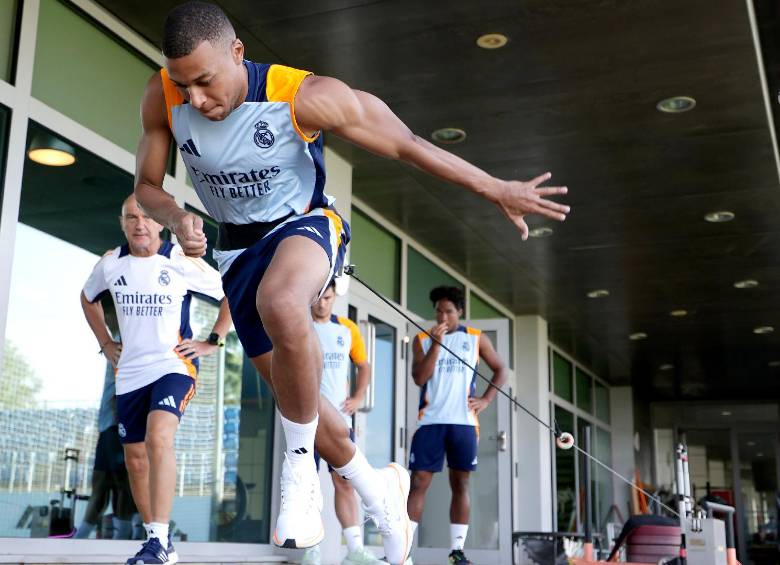 Kylian Mbappé, en entrenamiento con Real Madrid en Valdebebas. FOTO Tomada del X @realmadrid