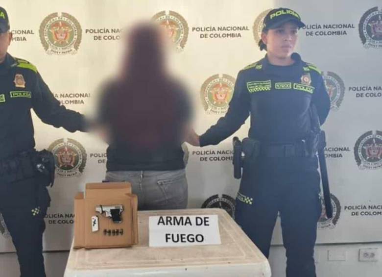 La mujer fue detenida por las autoridades en un evento del partido Centro Democrático que se realizó este jueves en el municipio de Honda, Tolima. Foto: Policía. 