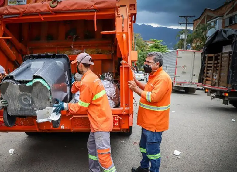 En vez de mejorar, empeora: en 2025 aumentaron en un 41% las sanciones por arrojar basuras en el espacio público de Medellín