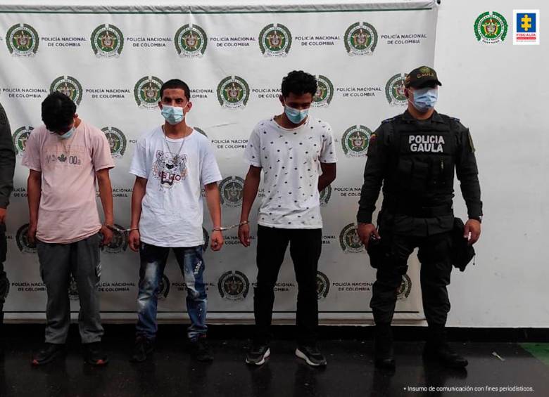 De izq. a der: Víctor Alejandro Carvajal Martínez, David Estiven Jiménez Muñoz y Geiner Racini Sandoval fueron capturados por un caso de secuestro por medio de redes sociales. FOTO CORTESÍA