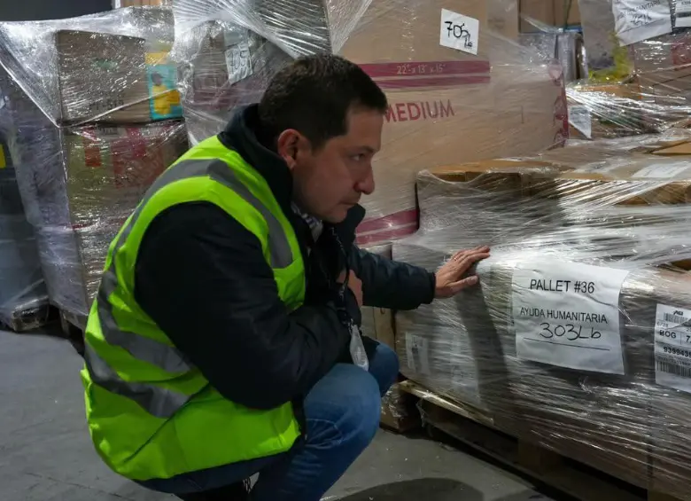 En el aeropuerto El Dorado de Bogotá, el director de la Dian, Andrés Felipe Velásquez, verificó los protocolos implementados para facilitar la recepción y el ingreso de las ayudas humanitarias que llegan al país con destino a las zonas afectadas por el terremoto. FOTO: Dian.