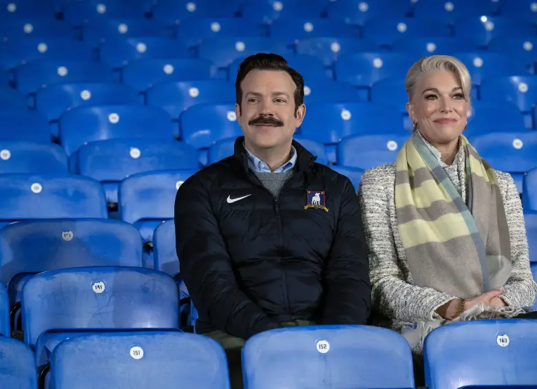 Estos son Jason Sudeikis y Hannah Waddingham, quienes interpretan a Ted Lasso y a Rebecca Welton en la serie que completa ya cuatro temporadas. FOTO: Cortesía Apple TV
