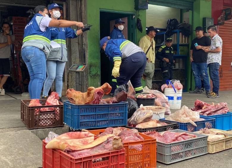 Las autoridades decomisaron más de 2.400 kilos de carne y pescado en mal estado en la Calle del Pescado en Medellín. FOTO: Alcaldía de Medellín
