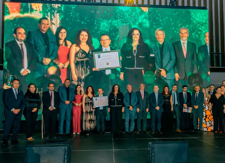 Es la primera institución universitaria pública en Colombia en recibir la Accreditation Council for Business Schools and Programs, la tercera acreditadora más grande en el área de negocios. El rector del TdeA, Leonardo García Botero, entregó la certificación a la comunidad educativa el pasado 9 de julio. Foto: Cortesía. 
