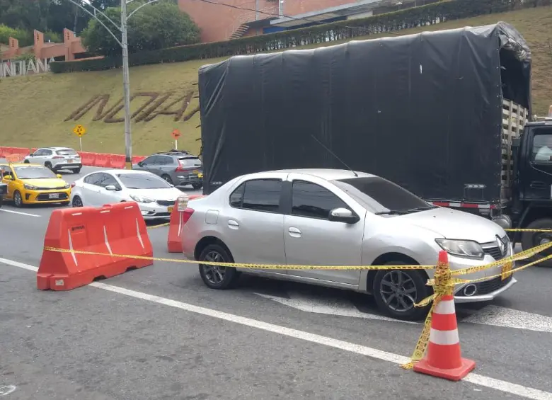 Este es el carro particular en el que se habrían movilizado los homicidas y el cual fue abandonado en la glorieta de Sancho Paisa, a menos de 1 kilómetro del sitio del ataque. FOTO: GUILLERMO LEÓN OSPINA MUÑOZ