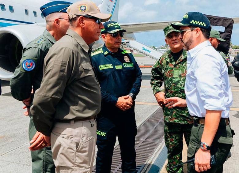 La Policía Nacional incautó 27 fusiles, un lanzagranadas, 19 proveedores y 728 cartuchos en una caleta del frente Libardo Vergel de las Autodefensas Conquistadoras de la Sierra Nevada, en Santa Marta. FOTO: CORTESÍA PRESIDENCIA