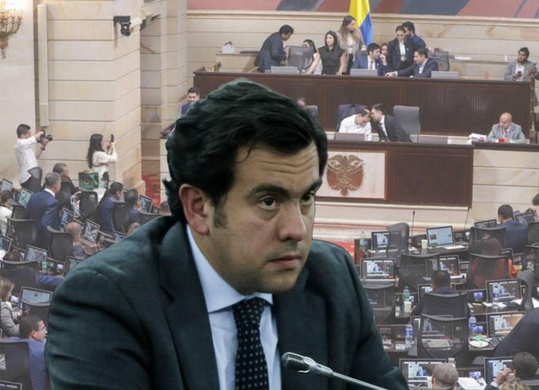 El ministro del Interior (d), Rodrigo Lara, le envió un mensaje al Congreso sobre la elección de Contralor. FOTOS: Colprensa