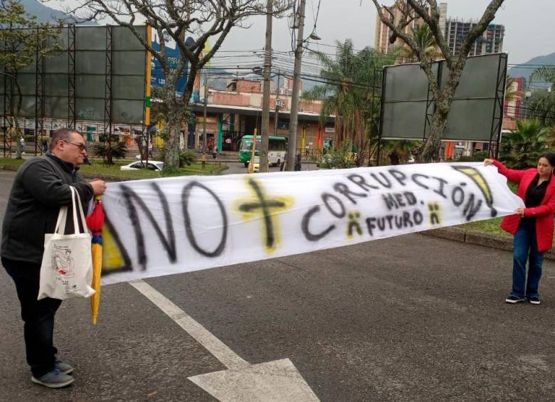 $!¡Tremendo trancón! Habitantes de San Antonio de Prado protestan en la glorieta de Ditaires
