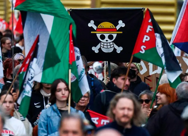 La bandera de One piece (una sonriente calavera) se ha ondeado en diversas manifestaciones del mundo. Foto: Afp.