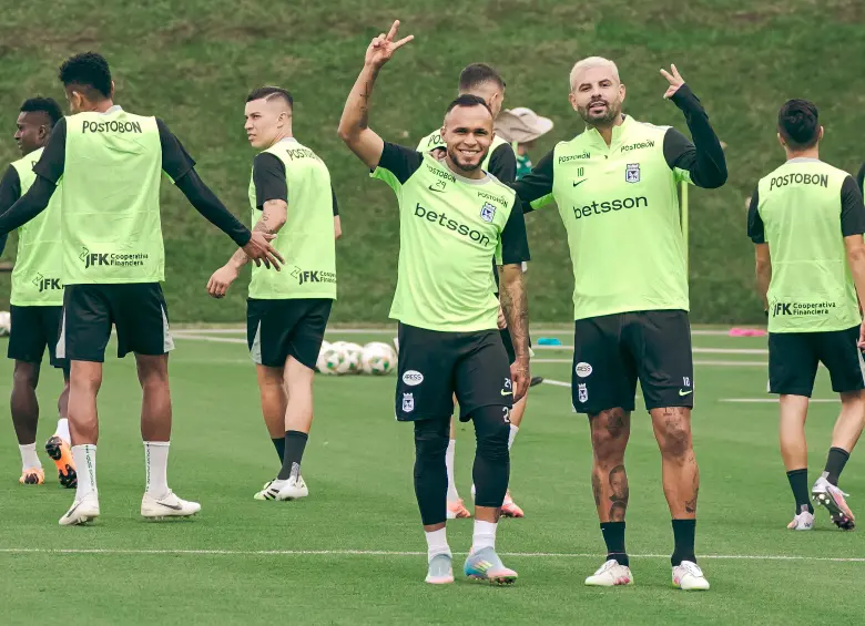 Andrés Sarmiento y Edwin Cardona, en el inicio de trabajos de Nacional de cara a la temporada 2026. FOTO CORTESÍA ATLÉTICO NACIONAL