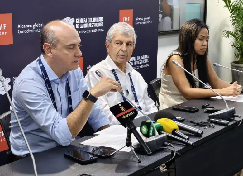 José Ignacio López, presidente de Anif; Juan Martín Caicedo, presidente de la CCI; y Ginette Lozona, directa de Asuntos económicos de la CCI. FOTO: Miguel Alguero.