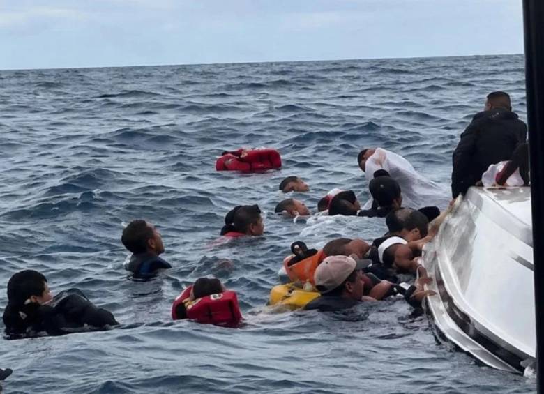 Turistas quedaron en el mar luego de que la lancha en la que viajaban se volcara en Santa Marta. Foto: Dinamar