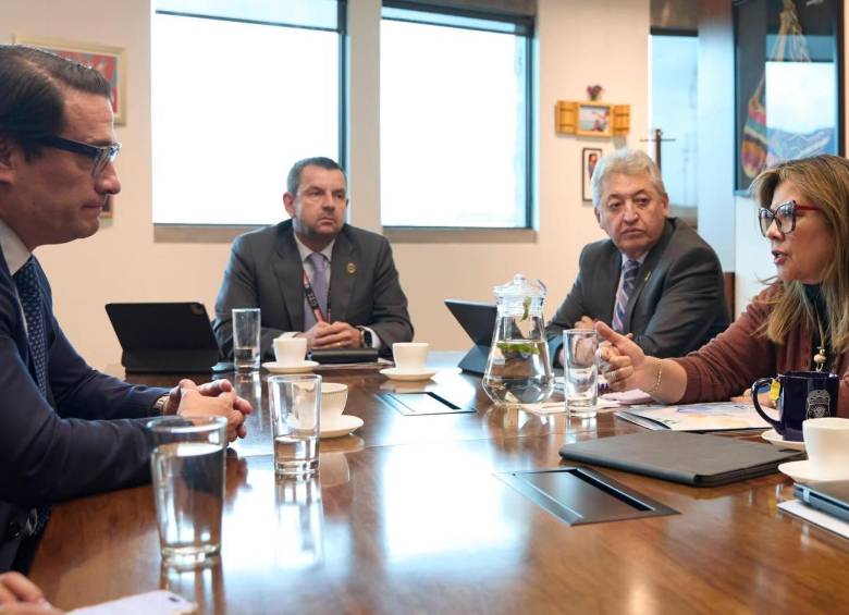 Tanto el ministro designado de Justicia como la fiscal Luz Adriana Camargo se encontraron previo a la entrada del gobierno de Abelardo de la Espriella. Foto: Fiscalía. 