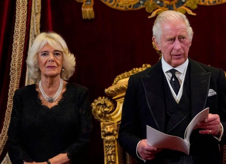 Durante la proclamación, Carlos III estuvo acompañado por la reina consorte, Camila Parker. FOTO: AFP.