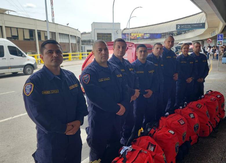 Estos fueron los ocho bomberos de Envigado que viajaron a Venezuela para apoyar las labores de búsqueda y rescate en la emergencia. FOTO: CORTESÍA BOMBEROS DE ENVIGADO