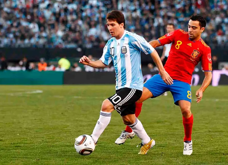Lionel Messi en disputa del balón con Xavi Hernández en uno de los duelos que han enfrentado las selecciones de Argentina y España. FOTO TOMADA X@SEFutbol