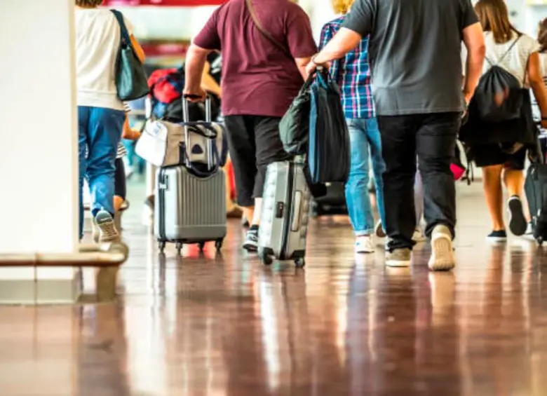 El mercado laboral colombiano enfrenta tensiones por la migración de talento hacia el exterior. FOTO: Getty