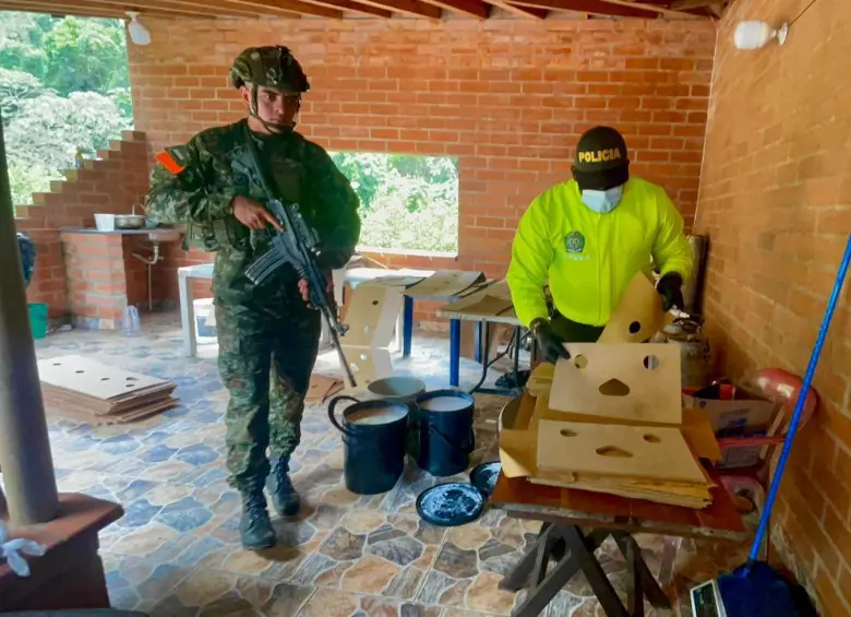 El Ejército afirmó que con esta acción se afecta la comercialización de cerca de 2’700.000 dosis. FOTO: Cortesía Cuarta Brigada del Ejército Nacional