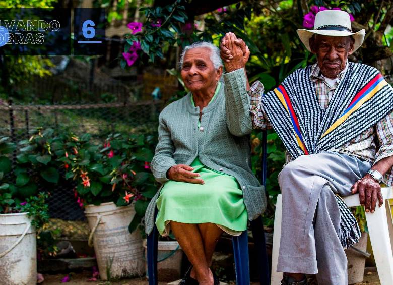 Los afectados en El Zacatín eran niños, jóvenes y adultos mayores, como Jesús Elías Loaiza, el hombre más longevo de Antioquia, y su esposa Hermelina Monsalve. “Teníamos comunidad vulnerable y era muy difícil porque en temporadas de poca lluvia debíamos esperar a los bomberos. Entre 8 y 15 días nos tenía que durar esa agua. Por otro lado, teníamos problemas de ratas y mosquitos por las aguas residuales que sacábamos en tubos inadecuados, eso estaba generando un problema de salud pública”. En la foto, Jesús Elías Loaiza y su esposa Hermelina Monsalve en su hogar en El Zacatín, 2021.