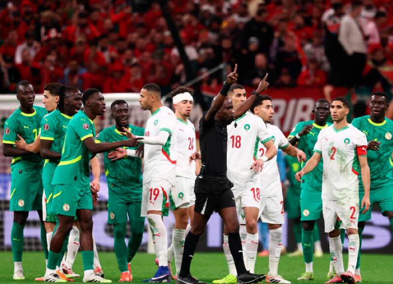 El abandono temporal del campo y los incidentes en Rabat fueron los argumentos de la CAF para declarar a Marruecos campeón por 3-0. FOTO AFP