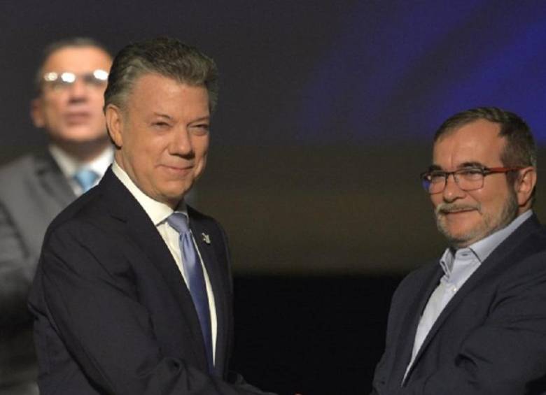 Santos, como presidente y Londoño, como comandante de las FARC, firmaron un acuerdo de paz en 2016. Foto: AFP 