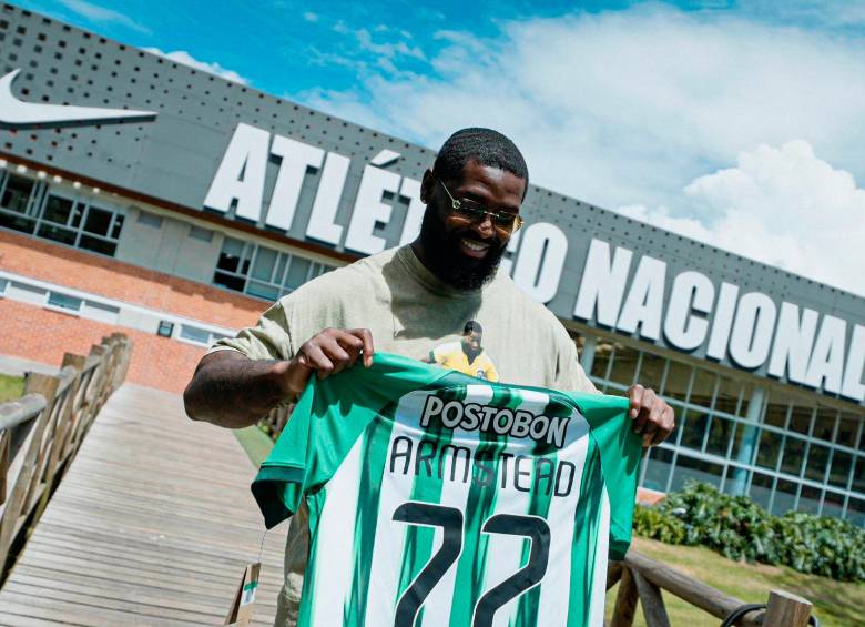 Terron Armstead con la camiseta que le regaló Atlético Nacional. FOTO @nacionaloficial