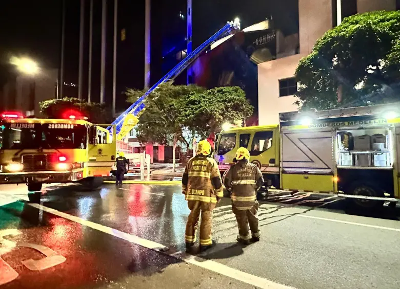 La Clínica Fundadores, ubicada en la Avenida Oriental, sufrió un incendio durante la noche de este martes. FOTO: Cortesía Dagrd