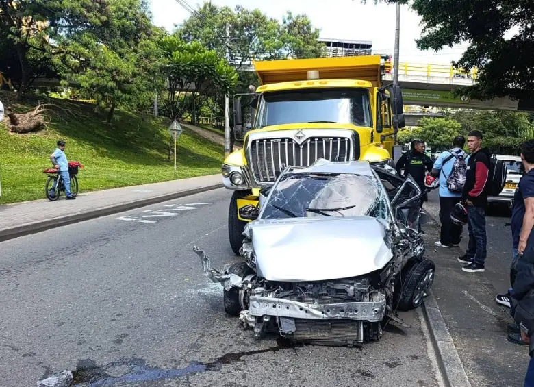 Imagen del fuerte accidente del sábado pasado, en el que una volqueta, al parecer, perdió los frenos y afectó otros 12 vehículos. FOTO Cortesía 