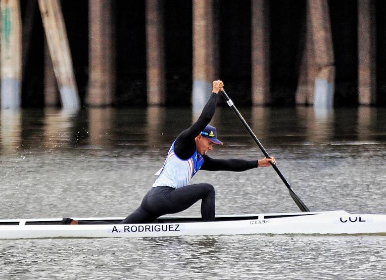 El colombiano Alejandro Rodríguez, durante la prueba de canotaje que lo consagró. FOTO CoC