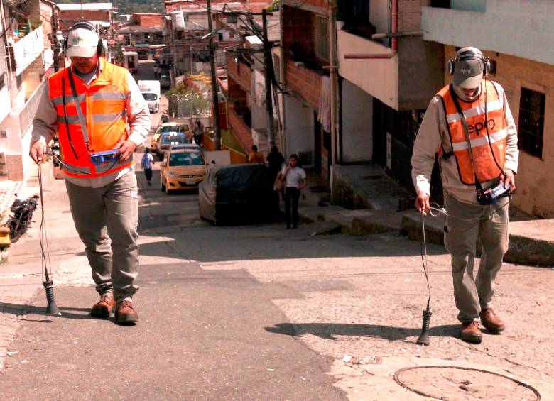 Desde EPM hacen controles, de manera frecuente, para verificar si hay riesgo de pérdidas de agua en las redes de acueducto que hay en toda la ciudad. FOTO: CORTESÍA EPM 