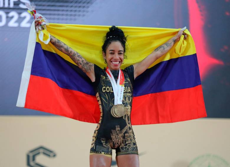 Manuela Berrío celebra con sus tres medallas de bronce ganadas en el Mundial de Bogotá. FOTO cortesía comité olímpico colombiano