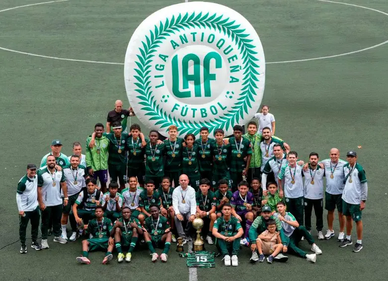 Los campeones celebran con el presidente de la Liga, el médico Federico Upegui, en la cancha Marte 1 de Medellín. FOTO CORTESÍA LAF