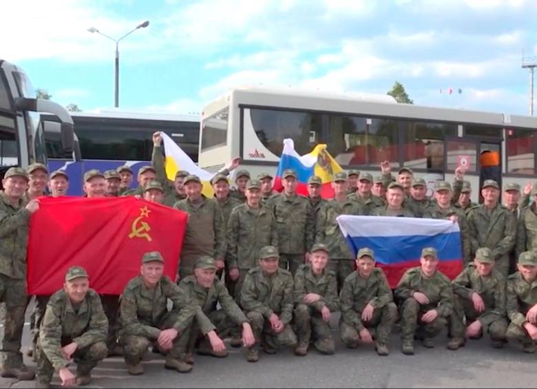 En Ucrania los presos liberados fueron recibidos con festejos. FOTO: AFP