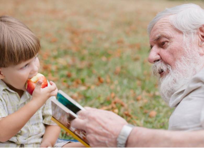 Ahora los abuelos pueden cobrar por cuidar a sus nietos. Foto: tomada de Freepik