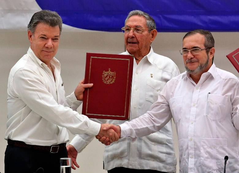 Firma del acuerdo de paz entre el Gobierno de Juan Manuel Santos y las extintas Farc. En la foto de izquierda a derecha: Juan Manuel Santos, Raúl Castro y Rodrigo Londoño. FOTO: EFE