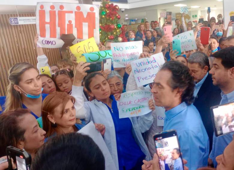 El alcalde está en este momento en la junta extraordinaria. En la entrada fue recibido por varios trabajadores del hospital. FOTO Manuel Saldarriaga