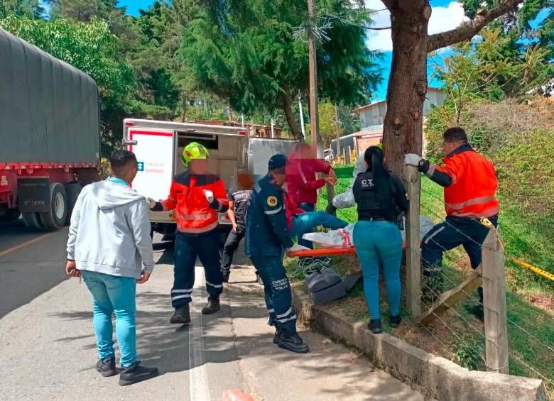 En este punto de la vía a San Pedro de los Milagros encontraron el cuerpo sin vida de este hombre, quien estaba atado de pies y manos. FOTO: CORTESÍA