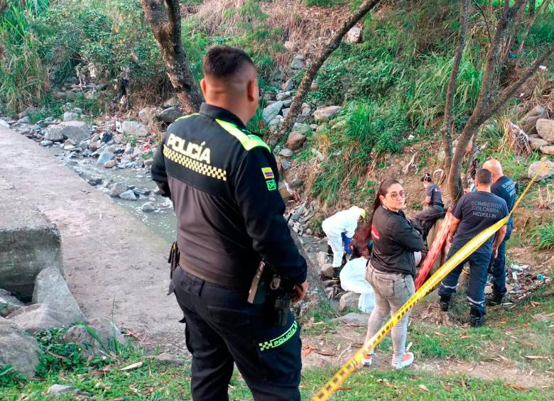 A un costado de la quebrada La Cantera, en el barrio Caribe, ocurrió la muerte de un hombre al que hallaron quemado. FOTO: Cortesía