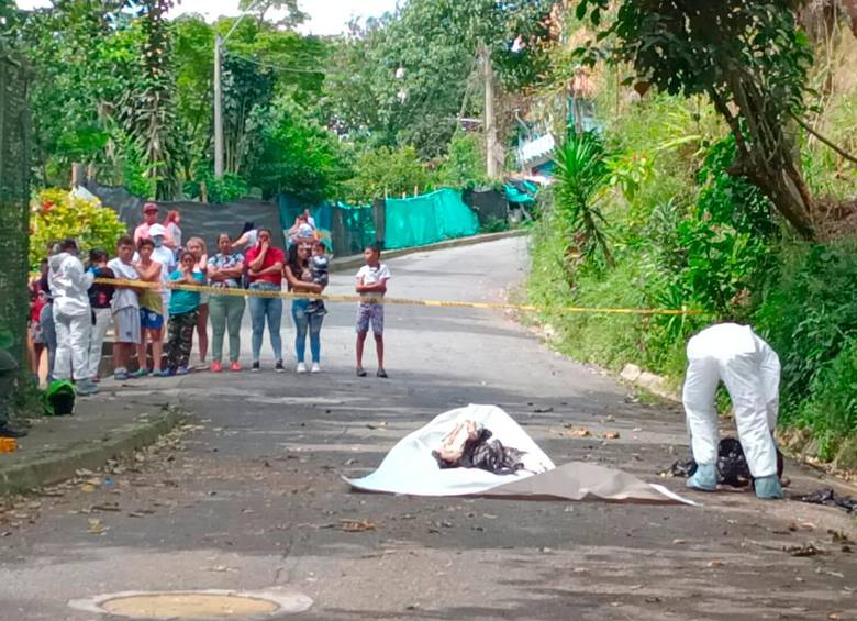 Este cuerpo, abandonado en bolsas, fue hallado en la vereda La Loma, de San Cristóbal. FOTO: CORTESÍA