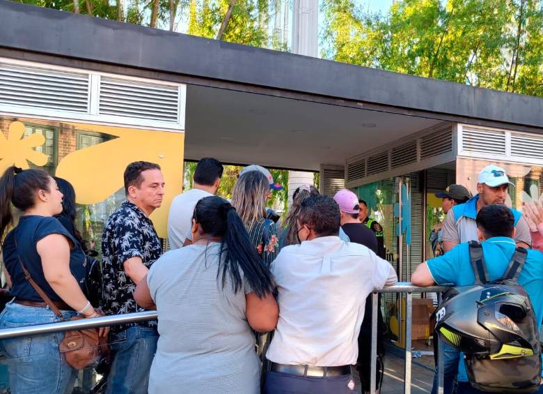 Hacia el final de la tarde de este jueves, todavía se contaban más de 300 personas esperando recibir los pases prometidos por la Alcaldía. FOTO: CRISTIAN ÁLVAREZ