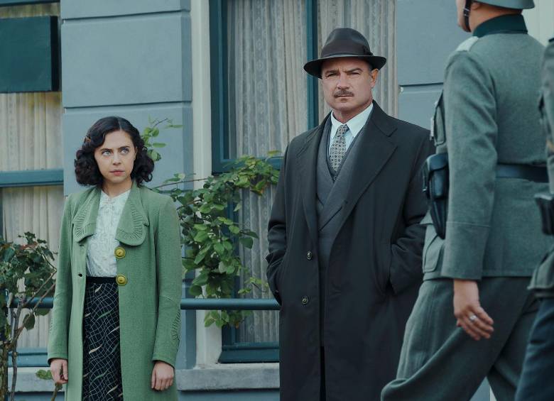 Bel Powley y Liev Schreiber son los protagonistas de A small light, la serie que narra la vida de Miep Gies, la secretaria que escondió por dos años a Ana Frank y su familia de los nazis. FOTO Cortesía Nat Geo