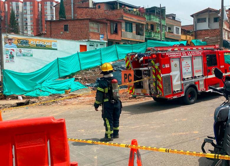 Los Bomberos de La Estrella atendieron en la tarde de este viernes la emergencia registrada por esta fuga en el barrio La Ferrería. FOTO: CORTESÍA