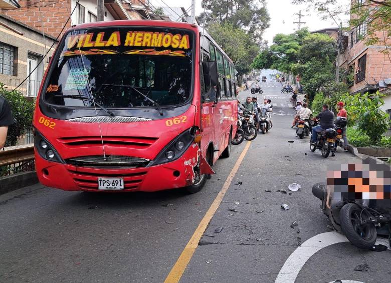 Así quedó el motociclista accidentado en la mañana de este viernes en el barrio Villa Hermosa, luego de que el motorizado impactara contra el bus de servicio público. FOTO: CORTESÍA