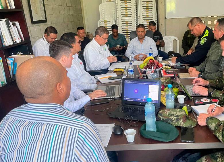En la reunión estuvieron presentes los secretarios de Seguridad departamental, así como altos mandos militares y de Policía. FOTO: Cortesía Gobernación de Antioquia.