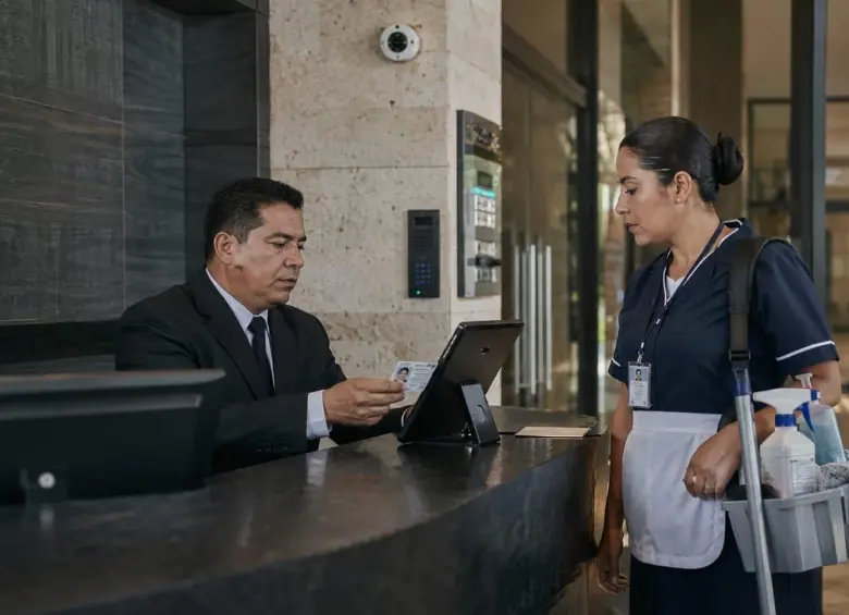 La validación de identidad y antecedentes de quienes ingresan a los hogares es una de las medidas recomendadas para fortalecer la seguridad residencial. Foto: Limpiafy. 