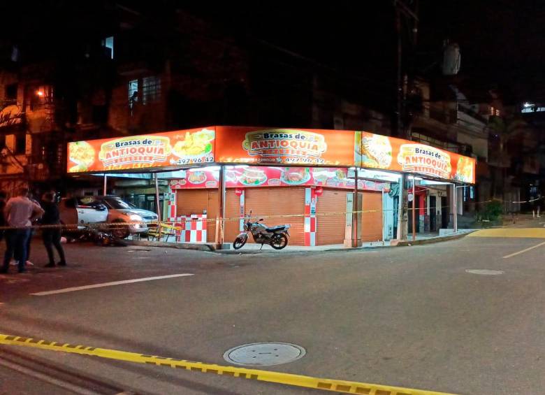 La balacera se presentó frente a este local comercial en Campo Valdés, barrio de Aranjuez. FOTO Cortesía